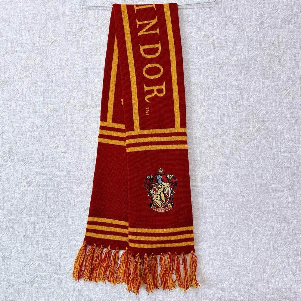 Harry Potter scarf Gryffindor lion crest red orange acrylic 76” long